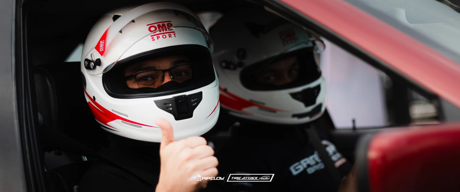 El equipo con cascos a bordo del BMW E36 en 2024