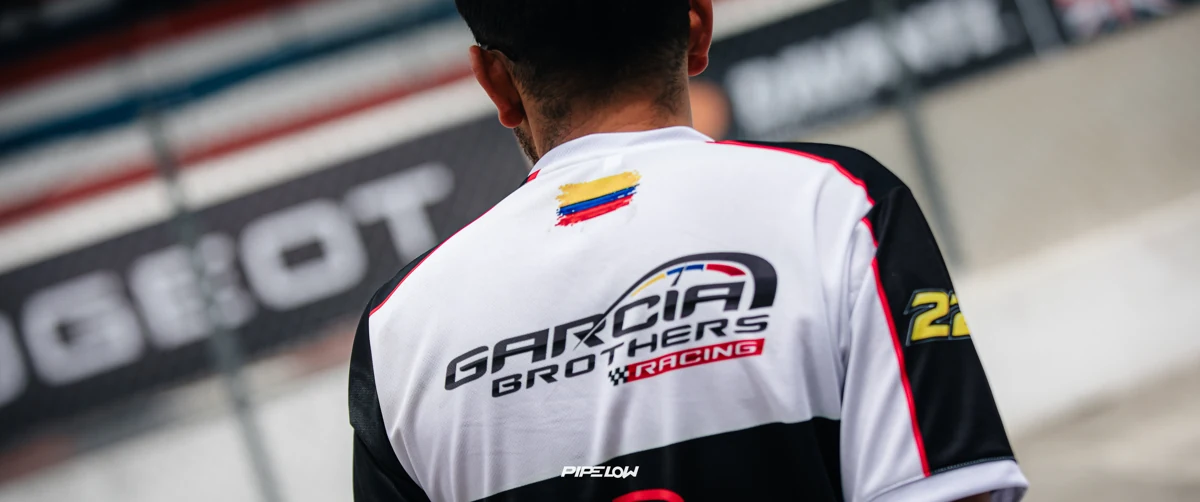 El logo de García Brothers Racing en la camiseta del equipo durante las 12 Horas de Ecuador