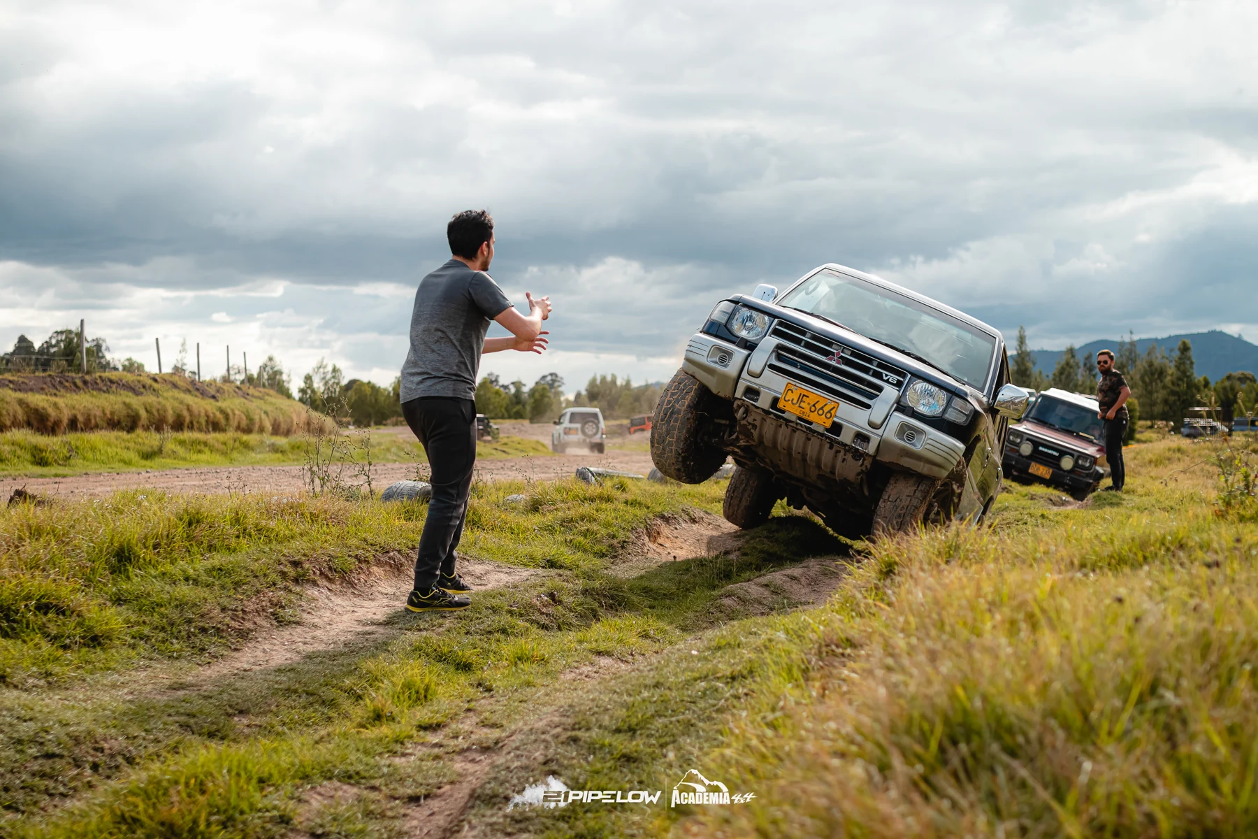 La Mitsubishi Montero de GB Racing en una salida de overlanding